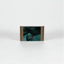 Κλειστό χάρτινο κουτί Sample Kit της YUMA με τυρκουάζ ετικέτα σε λευκό φόντο.