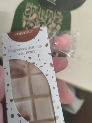Λευκή συσκευασία Chestnut wax melt με παράθυρο που αποκαλύπτει την ανάγλυφη μπάρα κεριού.