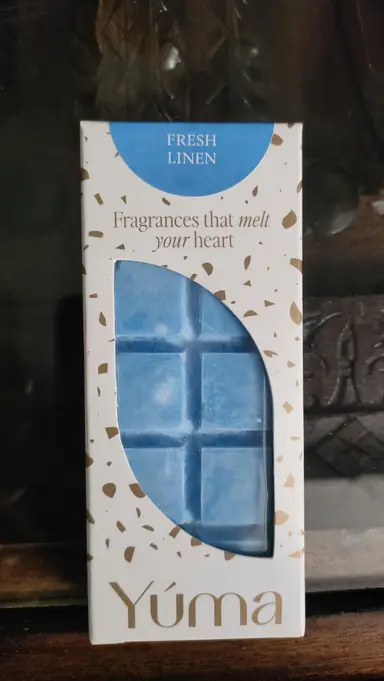 Μπλε wax melt Fresh Linen της YUMA σε λευκή συσκευασία με χρυσές λεπτομέρειες και καμπυλωτό άνοιγμα.