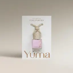 Car Diffuser της YUMA με το άρωμα Pure Powder σε γυάλινο μπουκαλάκι με ξύλινο πώμα και κορδόνι.
