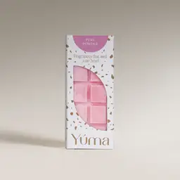 Ροζ Wax Melts Pure Powder της YUMA σε λευκή συσκευασία με χρυσές λεπτομέρειες και άνοιγμα.