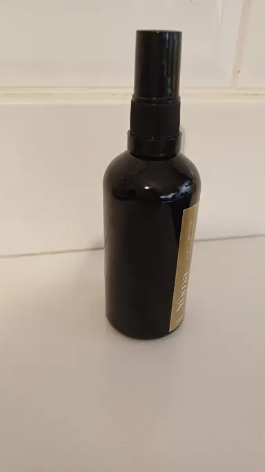 Μαύρο μπουκάλι room spray της YUMA με το άρωμα Gold Orchid σε λευκό φόντο.