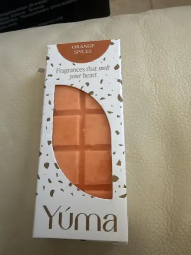 Πορτοκαλί wax melt της YUMA σε λευκή συσκευασία με το άρωμα Orange Spices.