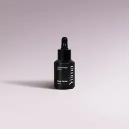 Μαύρο μπουκάλι Car Diffuser Refill Black Orchid της YUMA με σταγονόμετρο σε λιλά φόντο.