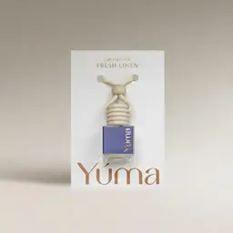 Car Diffuser της YUMA με άρωμα Fresh Linen σε γυάλινο μπουκαλάκι με ξύλινο πώμα και κορδόνι.