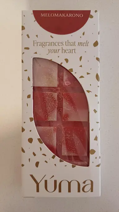 Λευκή συσκευασία YUMA MELOMAKARONO με αρωματικά wax melts σε κόκκινο και λευκό χρώμα με χρυσό γκλίτερ.