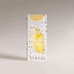 Συσκευασία Oriental Mimosa wax melts της YUMA σε λευκό κουτί με καφέ πιτσιλιές και κίτρινο κερί.