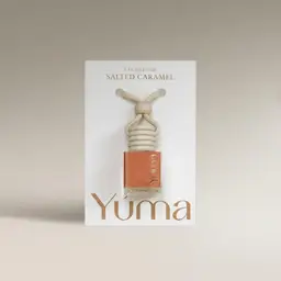 Car Diffuser της YUMA με άρωμα Salted Caramel σε γυάλινο μπουκαλάκι με ξύλινο πώμα και σχοινί.