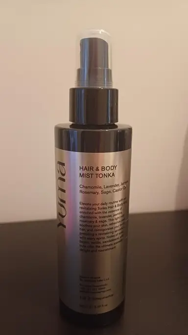 Ένα Hair & Body Mist Tonka της YUMA σε κυλινδρικό μπουκάλι με αντλία ψεκασμού.