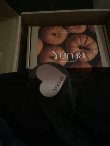 Ανοιχτό χάρτινο κουτί με συσκευασία YUMA Pumpkin Pie Wax Melts που απεικονίζει πορτοκαλί κολοκύθες.