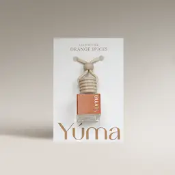 Car Diffuser Orange Spices της YUMA σε γυάλινο μπουκαλάκι με ξύλινο πώμα και κορδόνι.