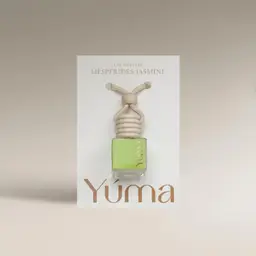 Car Diffuser της YUMA με άρωμα Hesperides Jasmine σε γυάλινο μπουκαλάκι με ξύλινο πώμα και κορδόνι.