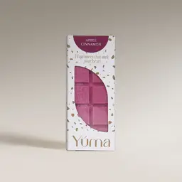Μωβ wax melts Apple Cinnamon της YUMA σε λευκή συσκευασία με χρυσές λεπτομέρειες.