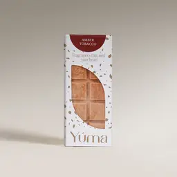 Συσκευασία wax melts Amber Tobacco της YUMA με ορατή την ανάγλυφη μπάρα αρωματικού κεριού.
