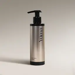 Μεταλλικό μπουκάλι Body Milk Tonka της YUMA με μαύρη αντλία σε ουδέτερο φόντο.