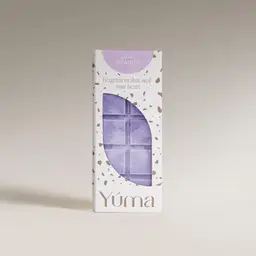 Μωβ Wax Melts Lilac Meadow της YUMA σε λευκή συσκευασία με καφέ λεπτομέρειες.