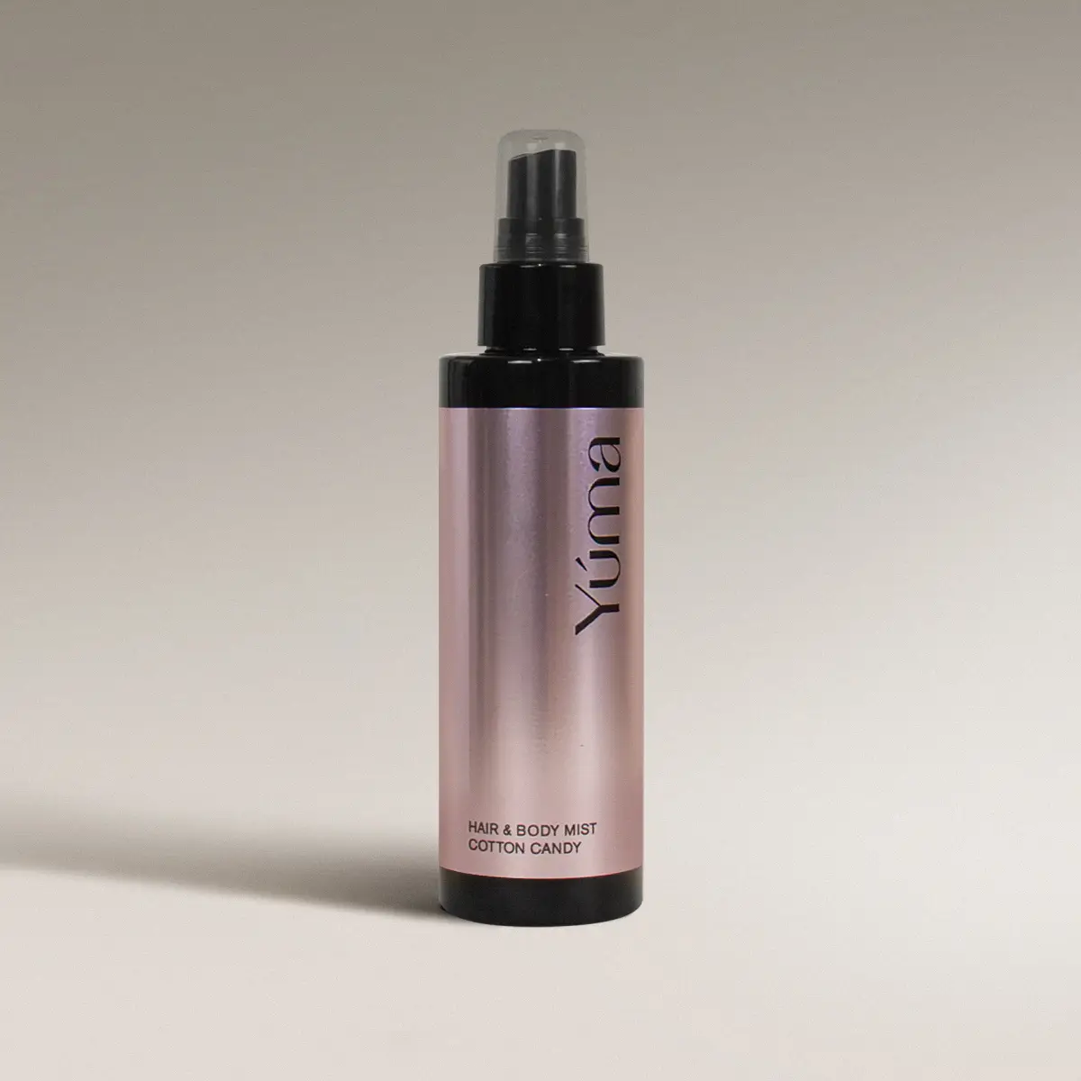 Hair & Body Mist Cotton Candy της YUMA σε μεταλλικό ροζ μπουκάλι με μαύρο πώμα.