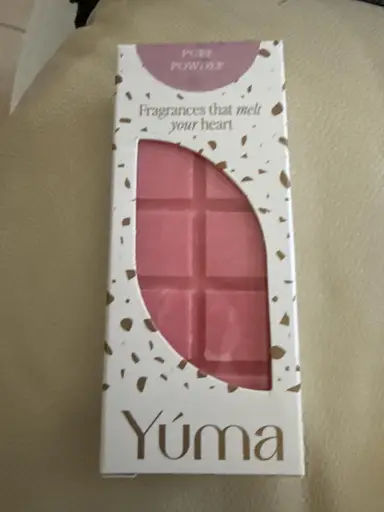 Ροζ αρωματικό κερί wax melt της YUMA σε λευκή συσκευασία με χρυσές λεπτομέρειες.