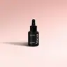 Μαύρο γυάλινο μπουκάλι Car Diffuser Refill της YUMA σε άρωμα Pure Powder σε ροζ φόντο.