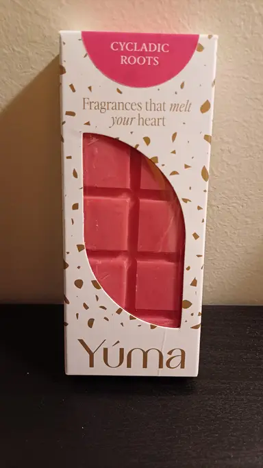 Ροζ wax melt σε σχήμα σοκολάτας μέσα σε λευκή συσκευασία της YUMA με χρυσές λεπτομέρειες.