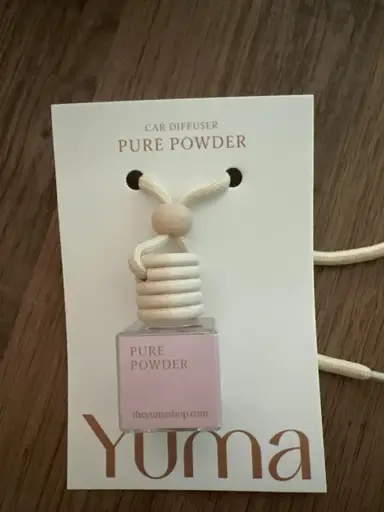 Μικρό γυάλινο αρωματικό αυτοκινήτου Pure Powder της YUMA με ξύλινο πώμα και λευκό κορδόνι.