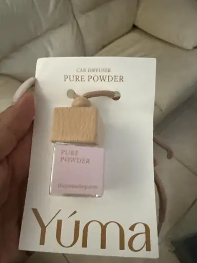 Αρωματικό αυτοκινήτου Pure Powder της YUMA σε γυάλινο μπουκαλάκι με ξύλινο πώμα και κορδόνι.