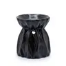 Μαύρος κεραμικός καυστήρας ελαίων και wax melts σε σχήμα πουγκιού με ανάγλυφες πτυχώσεις.
