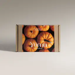 Χάρτινο κουτί της YUMA για Pumpkin Pie Wax Melts με φωτογραφία από πορτοκαλί κολοκύθες.