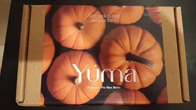 Χάρτινο κουτί της YUMA με φωτογραφία από πορτοκαλί κολοκύθες και την επιγραφή Pumpkin Pie Wax Melts.
