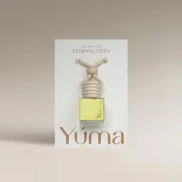 Car Diffuser Eternal Eden της YUMA με κίτρινο υγρό σε γυάλινο μπουκαλάκι και ξύλινο πώμα.