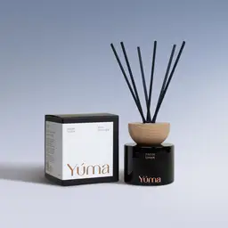 Reed diffuser Fresh Linen της YUMA σε μαύρο γυάλινο δοχείο δίπλα στη χάρτινη συσκευασία του.