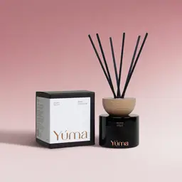 Μαύρο Reed Diffuser Peony Velvet της YUMA με ξύλινο καπάκι και μαύρα στικ δίπλα στη συσκευασία του.