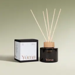Reed diffuser Pine Tree της YUMA σε σκούρο γυάλινο μπουκάλι δίπλα στη χάρτινη συσκευασία του.