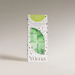 Λευκή συσκευασία Wax Melts Hesperides Jasmine της YUMA με πράσινο κερί σε σχήμα σοκολάτας.
