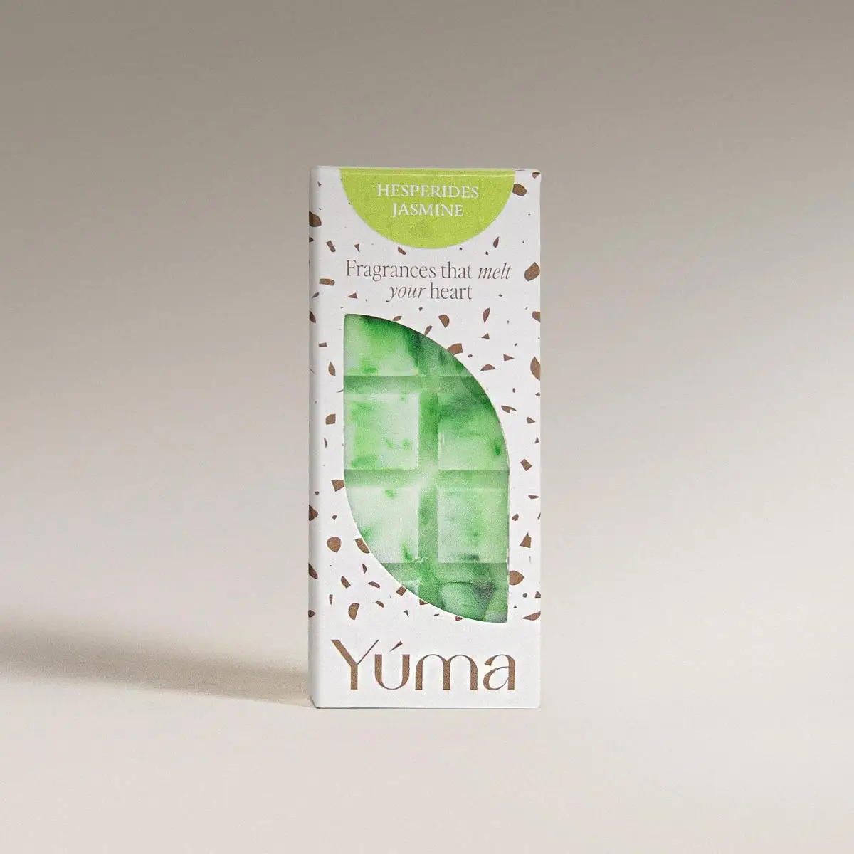 Λευκή συσκευασία Wax Melts Hesperides Jasmine της YUMA με πράσινο κερί σε σχήμα σοκολάτας.