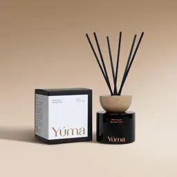 Μαύρο γυάλινο reed diffuser Antique Bookcase της YUMA με ξύλινο καπάκι δίπλα στη χάρτινη συσκευασία του.