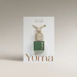 Πράσινο γυάλινο Car Diffuser της YUMA με άρωμα Fig Sap και ξύλινο πώμα σε λευκή συσκευασία.