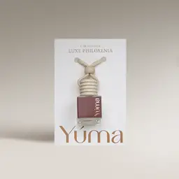 Car Diffuser της YUMA με άρωμα Luxe Philoxenia σε γυάλινο μπουκαλάκι με ξύλινο πώμα και κορδόνι.