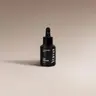 Μαύρο μπουκάλι Car Diffuser Refill της YUMA με σταγονόμετρο σε μπεζ φόντο.