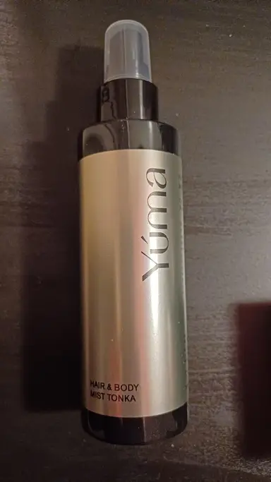 Ένα Hair & Body Mist Tonka της YUMA σε μεταλλικό κυλινδρικό μπουκάλι με διάφανο καπάκι.