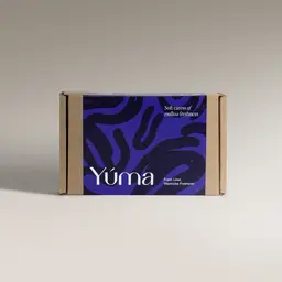 Χάρτινη συσκευασία YUMA Fresh Linen με μπλε ετικέτα και αφηρημένες μαύρες λεπτομέρειες.