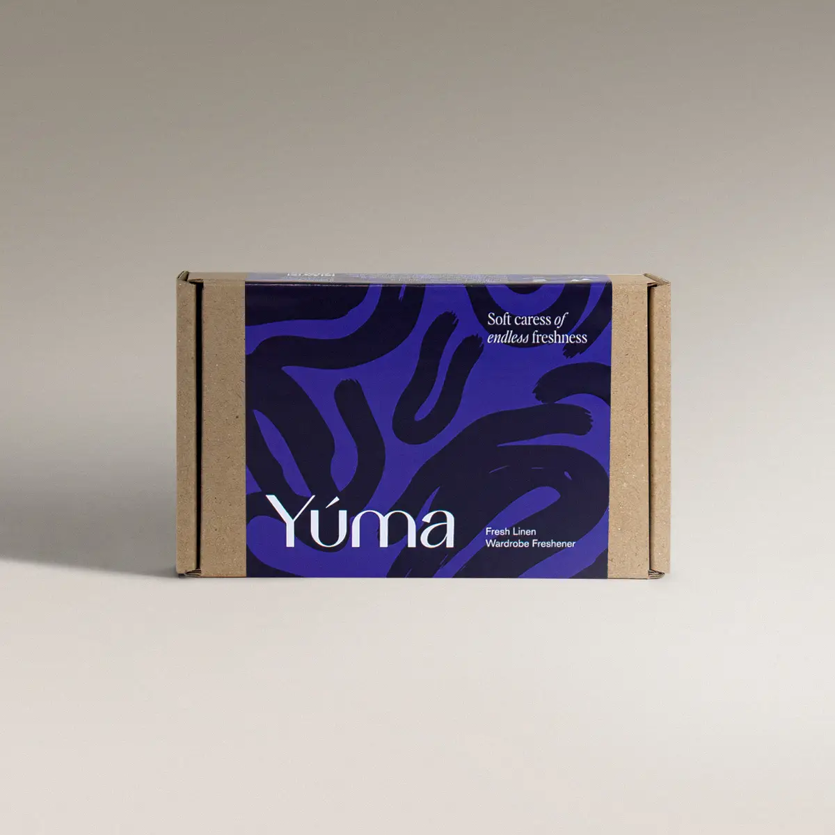 Χάρτινη συσκευασία YUMA Fresh Linen με μπλε ετικέτα και αφηρημένες μαύρες λεπτομέρειες.