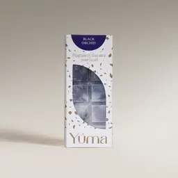 Συσκευασία wax melts Black Orchid της YUMA με γκρι αρωματικά κύβους κεριού σε λευκό φόντο.