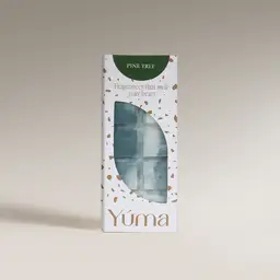 Συσκευασία Pine Tree Wax Melts της YUMA με πράσινους κύβους κεριού σε λευκό κουτί.
