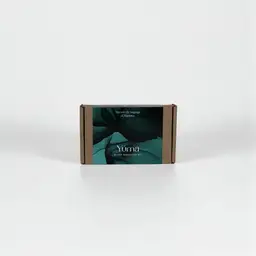Κλειστό χάρτινο κουτί Sample Kit της YUMA με σκούρα πράσινη ετικέτα σε λευκό φόντο.