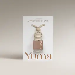 Γυάλινο Car Diffuser της YUMA με άρωμα Antique Bookcase, ξύλινο πώμα και μπεζ σχοινί σε λευκή συσκευασία.