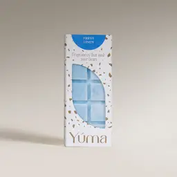 Λευκή συσκευασία wax melts της YUMA για το Fresh Linen με γαλάζια αρωματικά κύβια κεριού.