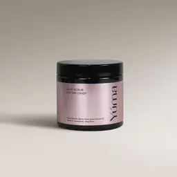 Μαύρο βάζο Body Scrub Cotton Candy της YUMA με ροζ μεταλλική ετικέτα σε γκρι φόντο.