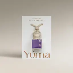 Car Diffuser της YUMA με το άρωμα Black Orchid σε μωβ γυάλινο μπουκαλάκι με ξύλινο πώμα.
