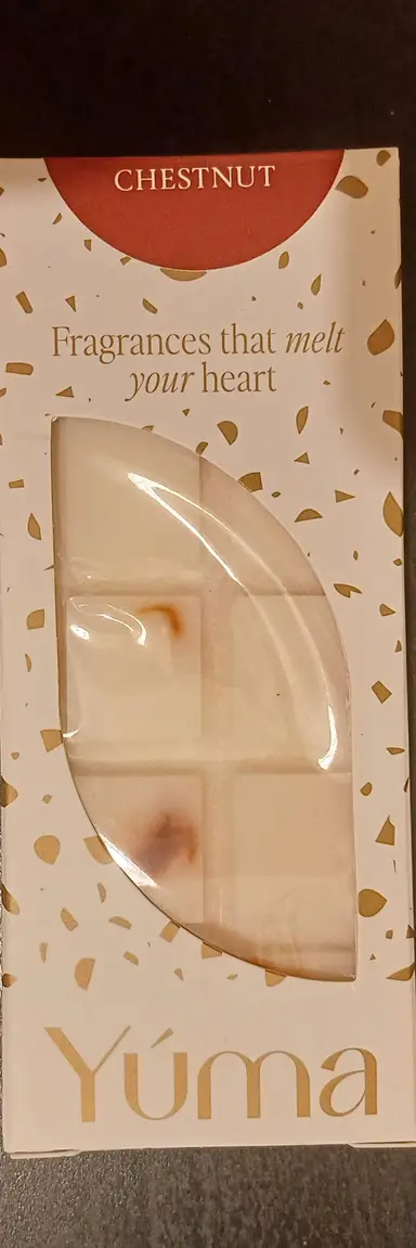 Λευκή πλάκα από wax melts της YUMA σε χάρτινη συσκευασία με χρυσές λεπτομέρειες και άρωμα Chestnut.